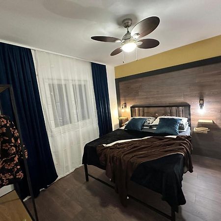 Holiday Home Chester With Heated Pool Каштела Екстер'єр фото