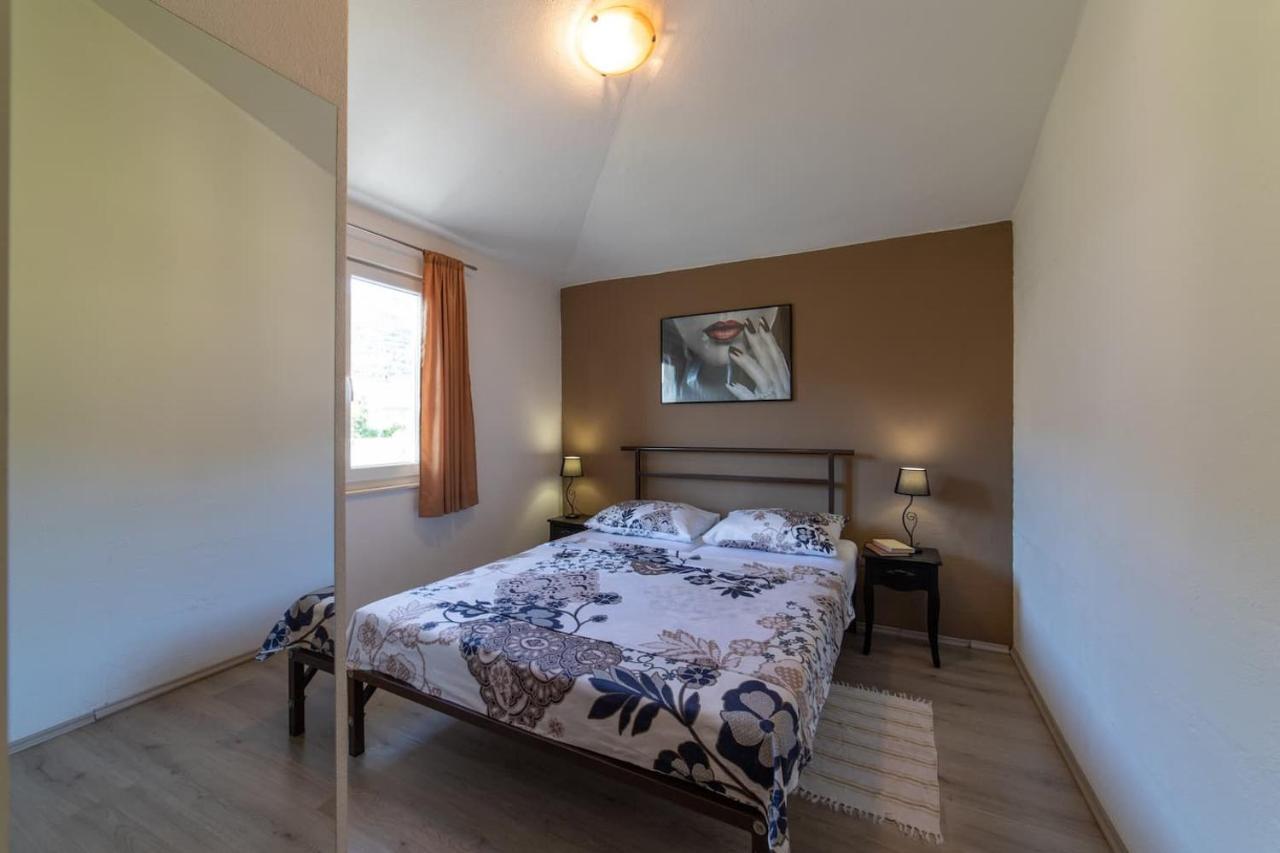 Holiday Home Chester With Heated Pool Каштела Екстер'єр фото