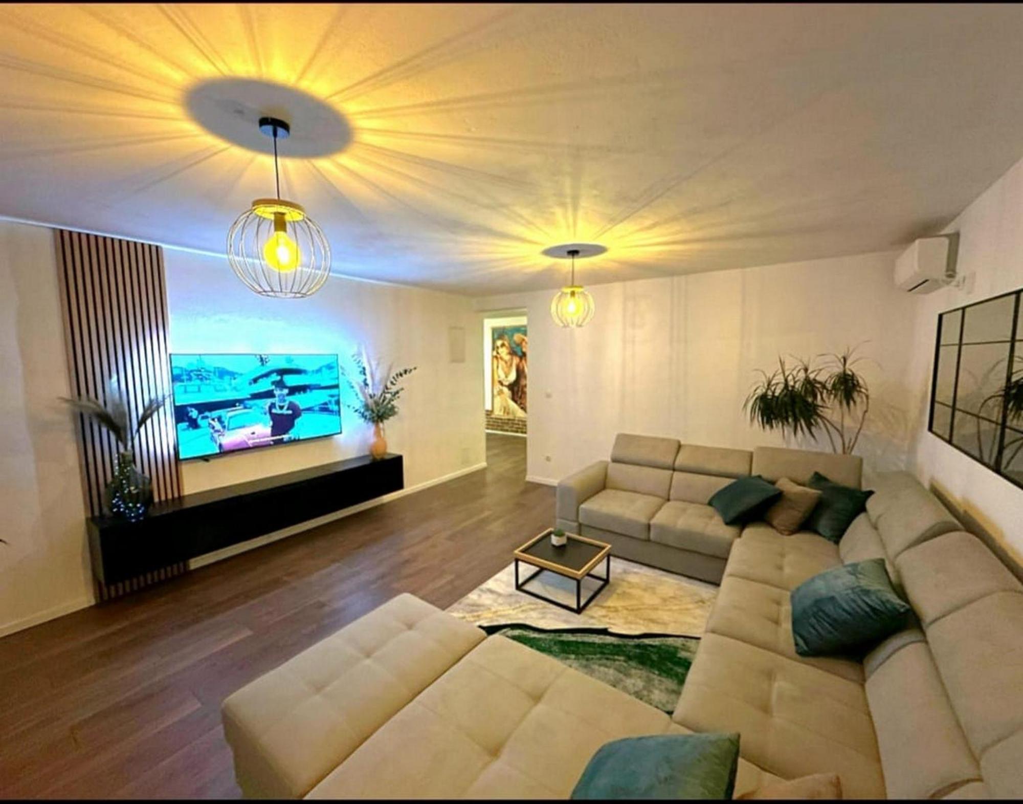 Holiday Home Chester With Heated Pool Каштела Екстер'єр фото