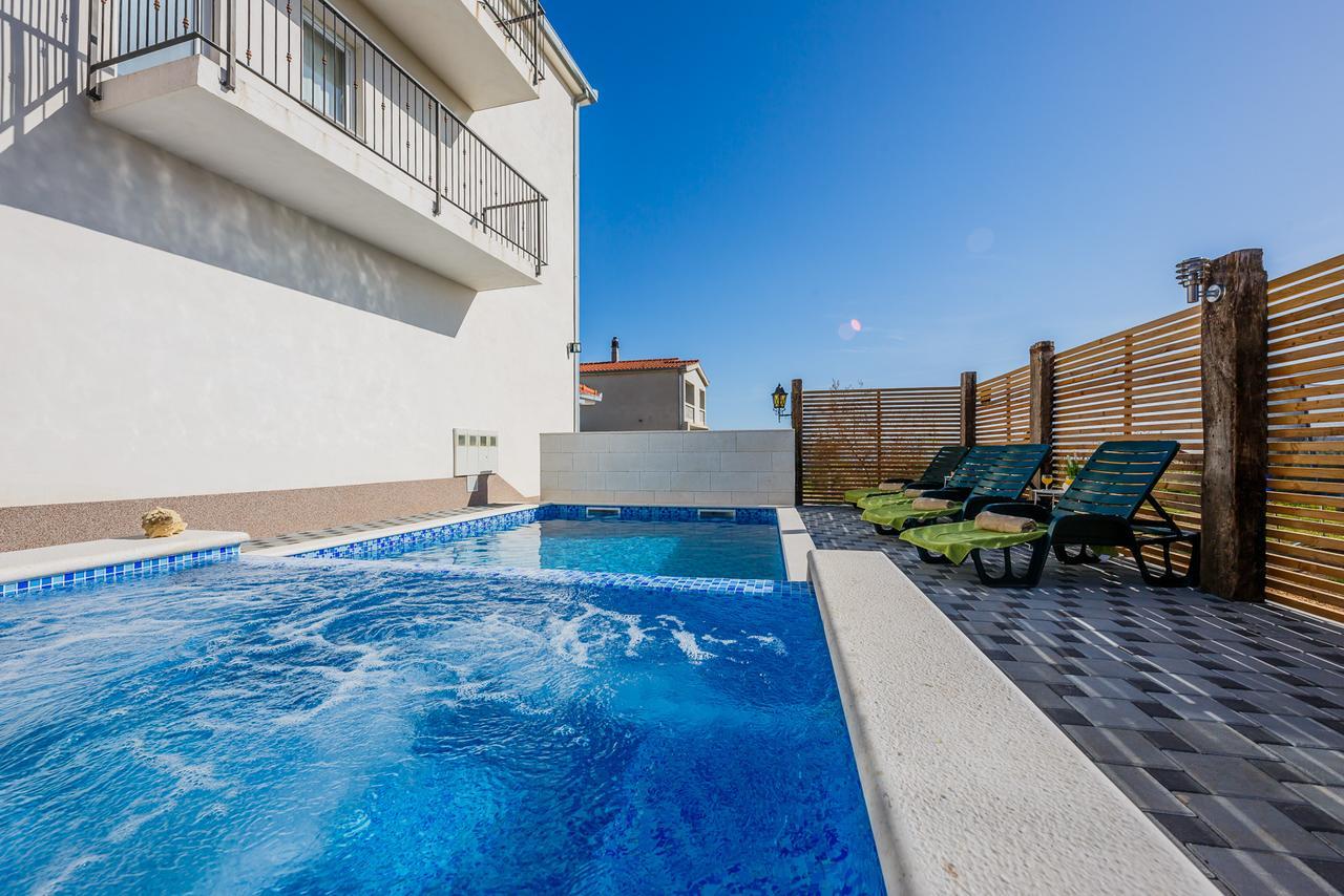 Holiday Home Chester With Heated Pool Каштела Екстер'єр фото
